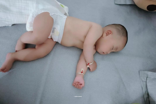 磐石三个月宝宝抬头不稳 磐石三个月宝宝抬头不稳